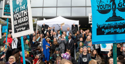 “气候孩子”及其支持者于10月29日在俄勒冈州尤金市的美国法院大楼台阶上集会，因为他们的案件被暂时停留。