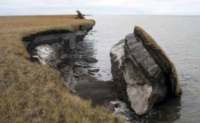融化的冰块多永久冻土的融化部分沿着阿拉斯加的德鲁角（Drew Point）落入大海。