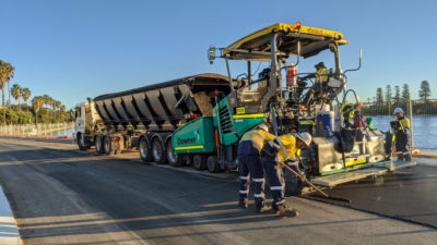 由混合软塑料制成的添加剂粉末应用于2020年在西澳大利亚州弗里曼特尔（Fremantle）的道路重新铺设。