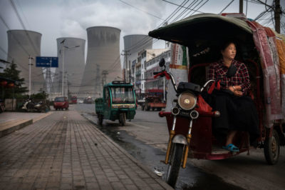 外供应商等待火力发电厂在淮南的中国城市。中国的燃煤数据被广泛认为是不可靠的。