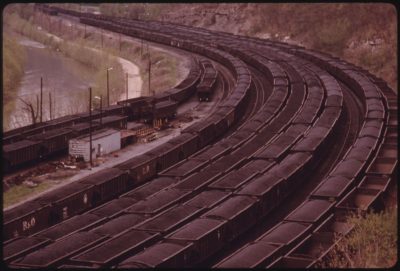 铁路货车装载煤在丹维尔,1974年西弗吉尼亚。车站曾经是一个世界上最大的煤炭转移点。
