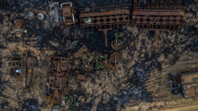 拖拉机和其他设备烧毁由当地农民在2017年入侵力拓克拉洛雪茄烟庄园农场。损害关闭庄园里约热内卢克拉洛雪茄烟好几年了。