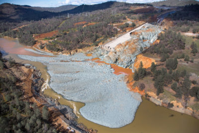 2017年2月，加州受损的奥罗维尔大坝泄洪道的鸟瞰图，以及下面的废墟区。
