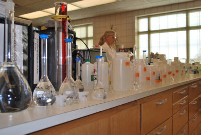 得梅因水厂实验室的技术人员每天早上检测该市饮用水中的藻类和硝酸盐水平。