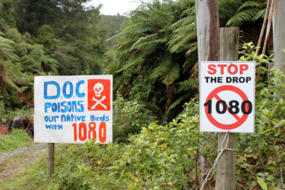 新西兰的标志反对使用景观毒害运动来消灭非本地食肉动物，如老鼠和黄鼠狼。