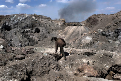 一个工人爬到Kawama铜和钴矿,刚果民主共和国。