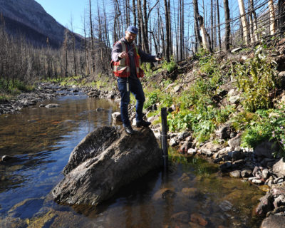 生态学家克里斯威廉姆斯在艾伯塔省探查了沃特顿湖国家公园的水监测设备，跟踪营养水平和沉降。