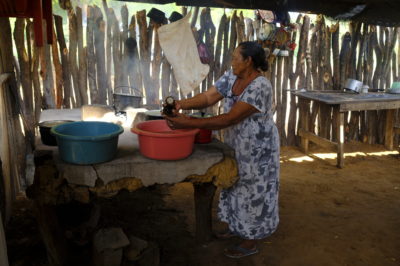 一名妇女在传统的wayúu家里准备一顿饭。