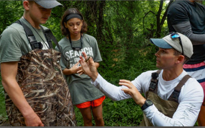 戴夫·凯勒（Dave Keller）向安德鲁·科尔曼（Andrew Coleman）和贝拉·莫顿（Bella Morton）展示了一只小龙虾，均为13。