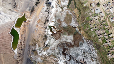 Smog围绕Secunda的Sasol Synfuels植物。右：9月份普梅兰加省梅拉彭省煤矿流动的酸性水鸟瞰图。