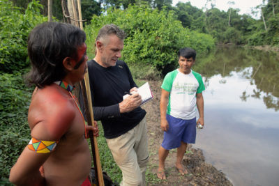 Dom Phillips在2019年11月16日在巴西Aldeia MalocaPapiú与两名土著人讲话。