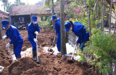 越南东迈村被铅污染的土壤正在被清除。