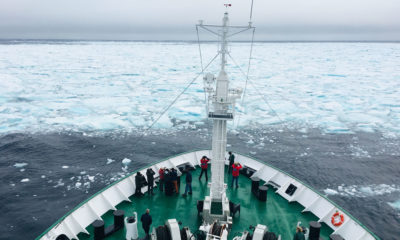 在探险的早期，阿卡德米克·约夫号遇到了厚厚的浮冰。