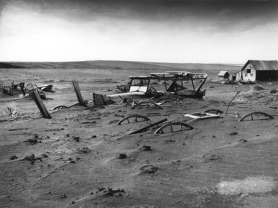在1936年沙尘暴最严重的时候，南达科他的一个被掩埋的谷仓。