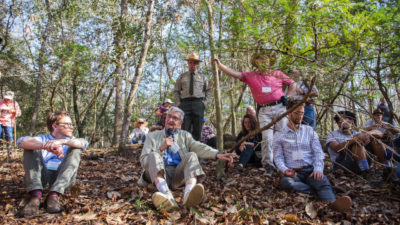 本月，包括生物学家E.O.威尔逊(E.O. Wilson，中间带着麦克风)在内的自然资源保护主义者和科学家聚集在香榧州立公园，讨论拯救陷入困境的佛罗里达香榧树的策略。