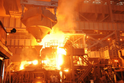 铁水倒在苏拉特的一个钢铁厂,印度。