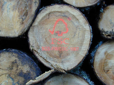 森林管理委员会认证的日志与本组织的徽标盖章。