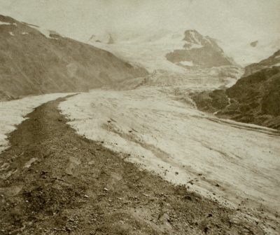 Forni冰川看上去大约在1860年（左）和2010年（右）。1867年，冰川覆盖了19平方公里。今天，它已经缩小到11平方公里。科学家预测，到2100年，冰川可能会完全消失。