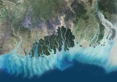卫星拍摄的恒河-雅鲁藏布江三角洲。水力发电大坝和采砂大大减少了流入三角洲的泥沙。