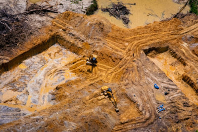 2022年12月，Yanomami陆地上的非法黄金开采业务。