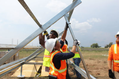在科罗拉多州的普拉特维尔，工人们在建造共享太阳能农场时接受工作培训。