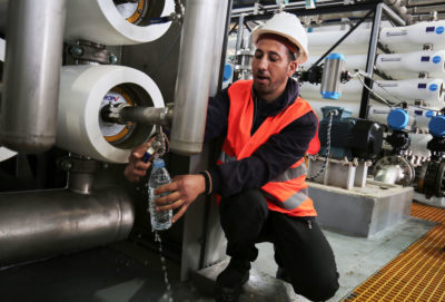 2017年，一名工人在加沙中部Deir el-Balah的海水淡化厂开业。