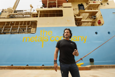 金属公司首席执行官杰拉德·巴伦（Gerard Barron）在马尔斯克发射公司（Maersk Launcher）面前，这艘研究船在2021年6月从海底收集了海底的样品后，最近回到了圣地亚哥。