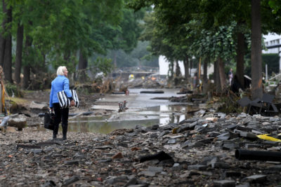 一名妇女于7月16日在德国的坏neuenahr-ahrweilerin遭受洪水的破坏之后走过。