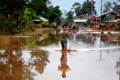 2018年7月，老挝一座在建大坝坍塌，淹没了下游城镇，导致6000多人无家可归。