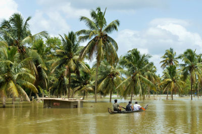 洪水淹没了喀拉拉邦的低洼沿海平原，包括在这里的潘达纳德村。