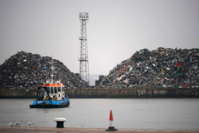 在英国利物浦的一个码头，等待出口的废金属。