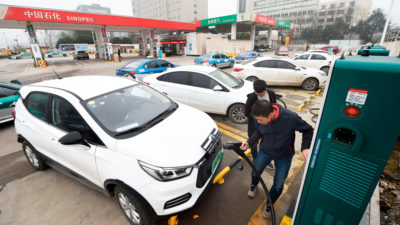 一个司机指控他的电动汽车在加油站在中国东部浙江省杭州。
