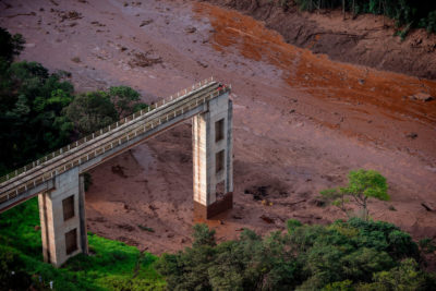 1月份在巴西东南部的采矿大坝崩溃的泥土和水越来越多的泥土。