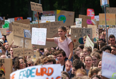 德国学生在未来气候变化的一个周五抗议前的5月24日在柏林勃兰登堡门。