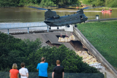2019年，一架直升机向英国有188年历史的Toddbrook大坝投掷沙袋，此前一处溢洪道垮塌迫使附近一个城镇疏散。