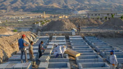 工人将尸体转移到新的Hasankeyf中的墓地，伊丽莎镇淹没区外的一个沉降。