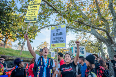 积极分子在社区领导的抗议气候正义在日落公园,布鲁克林2019年9月。