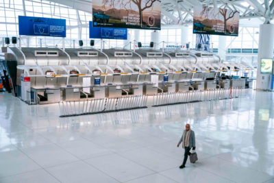 3月12日，一名男子走过纽约肯尼迪国际机场关闭的法航柜台。