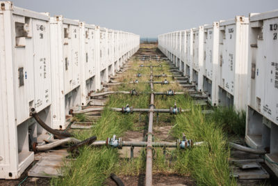 原油的容器在一座测试钻井场所的在伊尔伯特湖海岸的翠鸟油田的翠鸟油田。