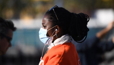 上周，在冠状病毒危机期间，一名妇女在观看一艘美国海军医院船抵达洛杉矶。
