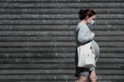 巴黎的孕妇。在富裕国家避免出生将节省最大的碳。