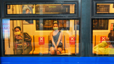 上个月，曼谷一列通勤列车上的乘客们的座位被标记为社交距离。