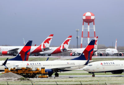 4月3日，飞机在堪萨斯城国际机场闲置。