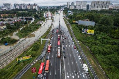 马来西亚的联邦公路从吉隆坡到克兰港，由于去年12月的洪水而关闭。
