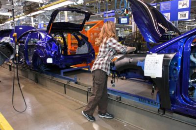 一名工人在福特电机公司在韦恩，密歇根州的沃恩州的装配线上建造混合动力车辆。