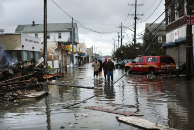 测量桑迪飓风造成的损失在2012年10月在皇后区的四轮轻便马车部分,纽约。