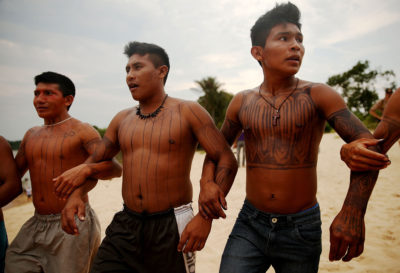 Mundurukú土著部落的成员抗议计划中的São Luiz do Tapajós大坝。