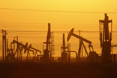 克恩县油田的抽油机，那里有近30万人居住在离油井或气井一英里的地方。