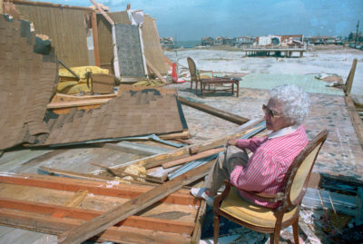 岛上的一位居民正坐在她以前海滨住宅的原址上，这座住宅在1985年被埃琳娜飓风摧毁。