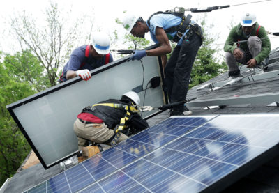 工人于2016年5月在华盛顿特区安装太阳能电池板。